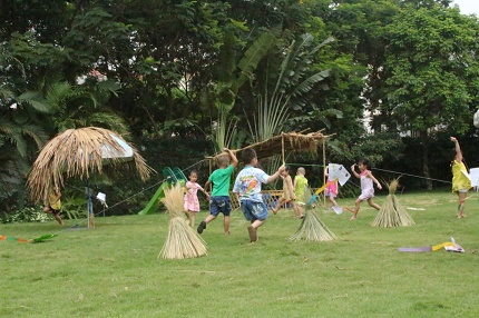 Trường mầm non mua rơm v&agrave; tr&acirc;u cho trẻ chơi h&egrave; 7