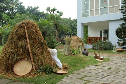 Trường mầm non mua rơm v&agrave; tr&acirc;u cho trẻ chơi h&egrave; 2