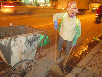 Lao c&ocirc;ng trầm m&igrave;nh dọn r&aacute;c trong gi&aacute; lạnh dưới 10 độ C 2
