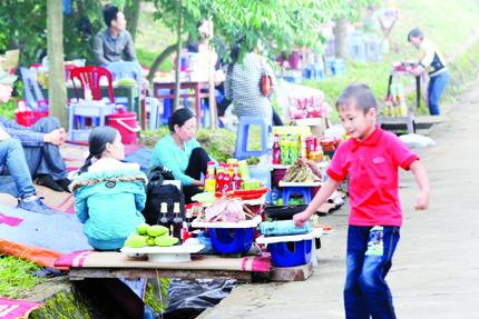 Những hình ảnh làm mất không khí nghiêm trang lễ Giỗ Tổ 2