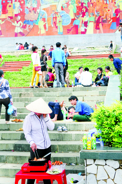Những hình ảnh làm mất không khí nghiêm trang lễ Giỗ Tổ 3