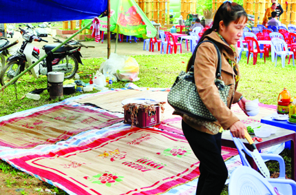 Những hình ảnh làm mất không khí nghiêm trang lễ Giỗ Tổ 1