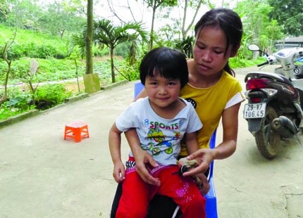 Ho&agrave;n cảnh bi đ&aacute;t của người mẹ c&oacute; 3 đứa con bị bố &eacute;p chết c&ugrave;ng 1
