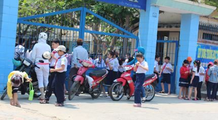 Phụ huynh lo lắng v&igrave; trẻ bị bắt c&oacute;c như&hellip; trong phim 2