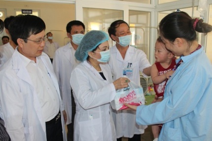 Bộ trưởng Bộ Y tế kiểm tra công tác phòng chống sởi tại Nghệ An 1