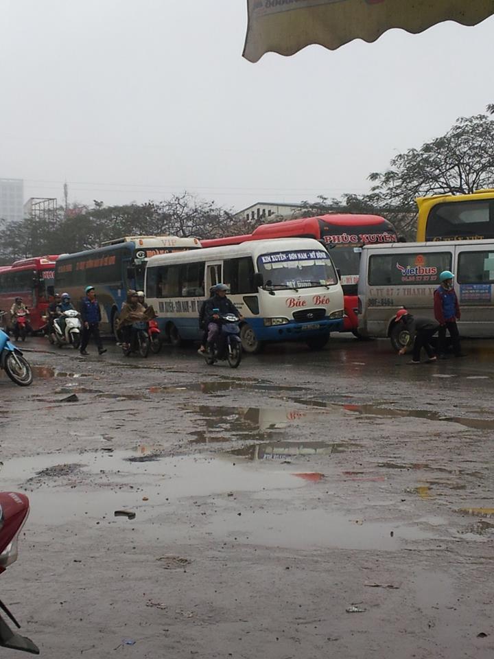 H&agrave;nh kh&aacute;ch chen ch&uacute;c, chịu v&eacute; đắt về qu&ecirc; trước ng&agrave;y lễ 30/4 -1/5 1