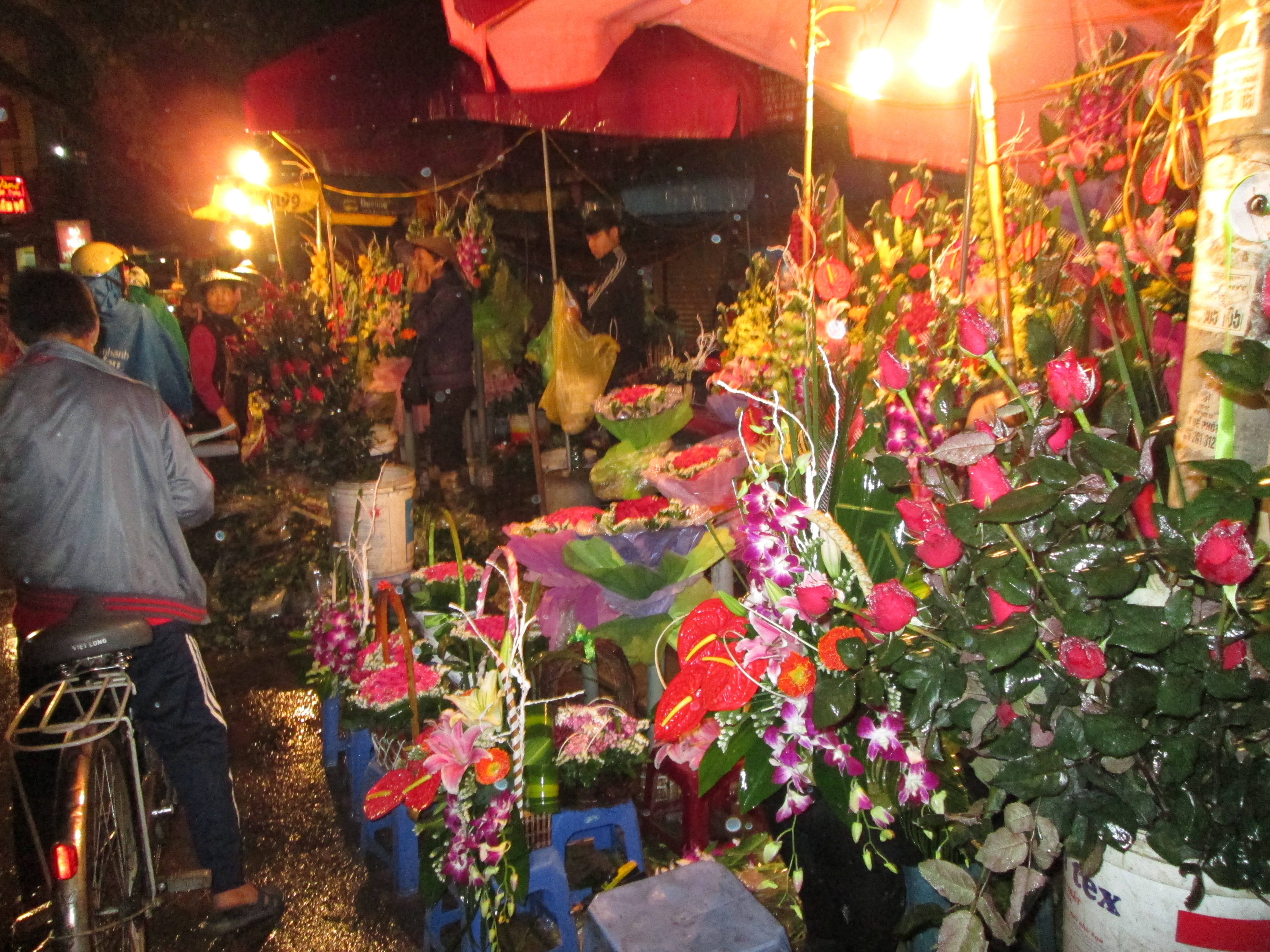 Mưa ph&ugrave;n cả ng&agrave;y khiến lượng hoa tươi ở H&agrave; Nội ế ẩm 7