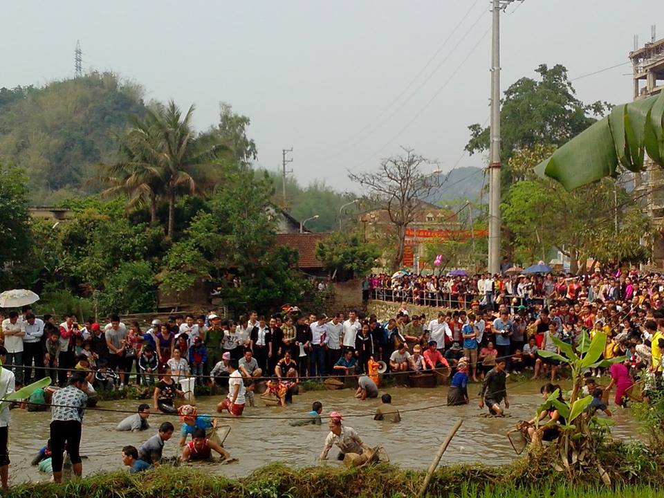 Hàng nghìn người xuống suối tham gia trò chơi bắt cá ở Sơn La 2