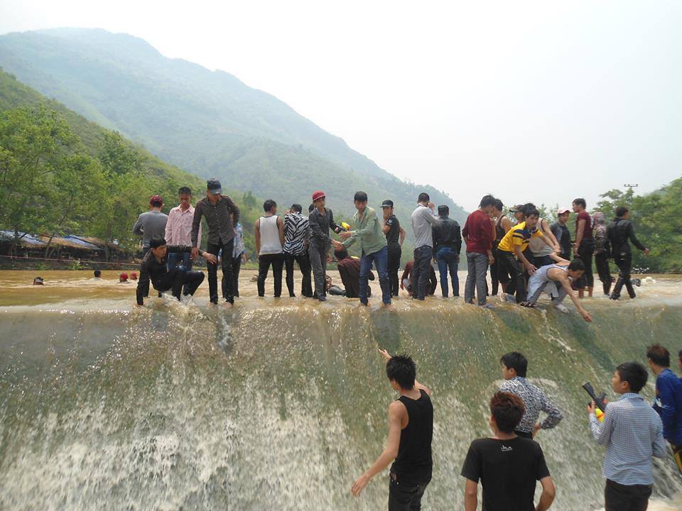 Sang Lào đón Tết té nước 3