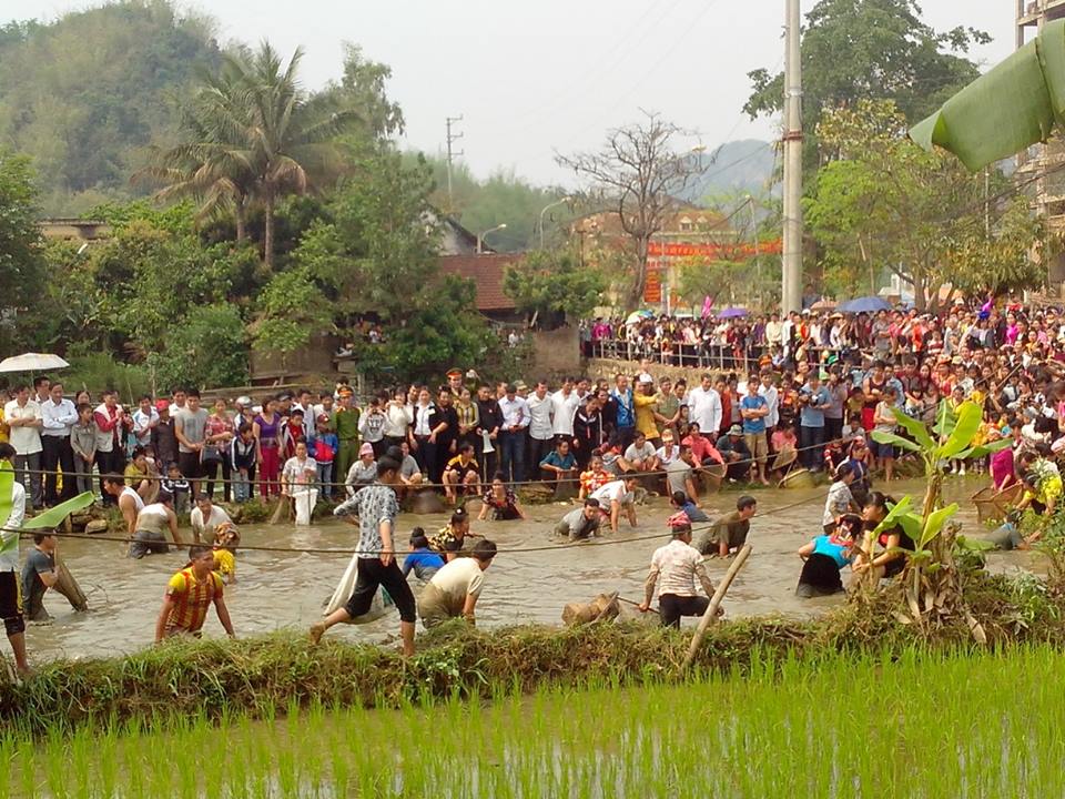 Hàng nghìn người xuống suối tham gia trò chơi bắt cá ở Sơn La 3