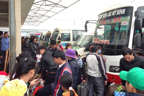 H&agrave;nh kh&aacute;ch chen ch&uacute;c, chịu v&eacute; đắt về qu&ecirc; trước ng&agrave;y lễ 30/4 -1/5 2