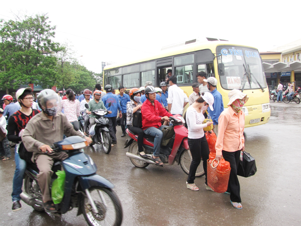 H&agrave;nh kh&aacute;ch chen ch&uacute;c, chịu v&eacute; đắt về qu&ecirc; trước ng&agrave;y lễ 30/4 -1/5 3