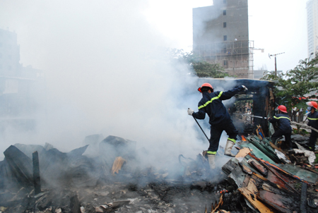 Đ&atilde; ngh&egrave;o cuối năm c&ograve;n bị b&agrave; Hỏa viếng 1