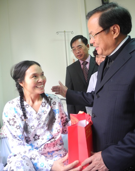 Bí thư Thành ủy Hà N&ocirc;̣i Phạm Quang Nghị tới thăm b&ecirc;̣nh nh&acirc;n ca ghép th&acirc;̣n đ&acirc;̀u ti&ecirc;n tại Hà N&ocirc;̣i 1