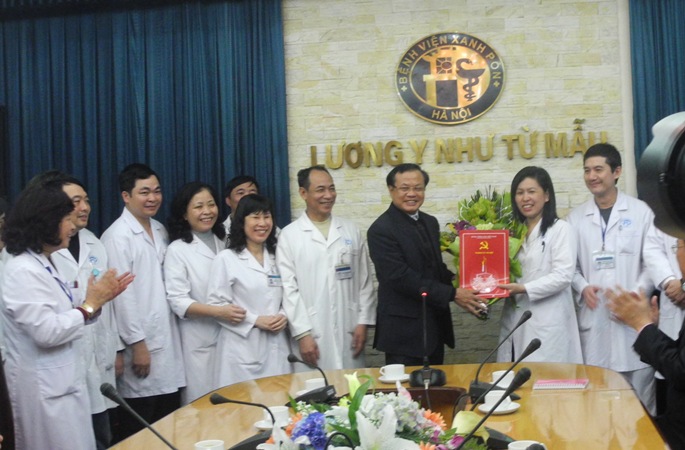 Bí thư Thành ủy Hà N&ocirc;̣i Phạm Quang Nghị tới thăm b&ecirc;̣nh nh&acirc;n ca ghép th&acirc;̣n đ&acirc;̀u ti&ecirc;n tại Hà N&ocirc;̣i 3
