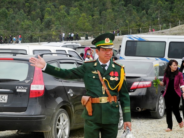 Nắng to, d&ograve;ng người đ&ocirc;ng nghịt xếp h&agrave;ng viếng mộ Đại tướng V&otilde; Nguy&ecirc;n Gi&aacute;p 1