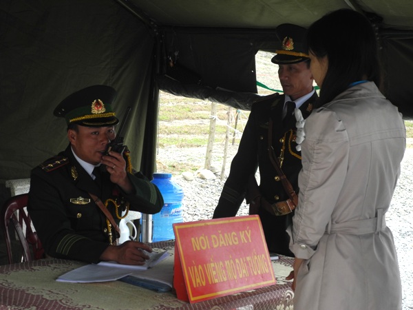 Nắng to, d&ograve;ng người đ&ocirc;ng nghịt xếp h&agrave;ng viếng mộ Đại tướng V&otilde; Nguy&ecirc;n Gi&aacute;p 2