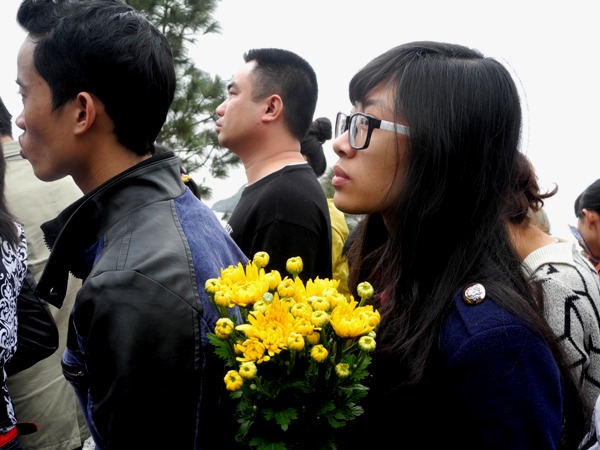 Nắng to, d&ograve;ng người đ&ocirc;ng nghịt xếp h&agrave;ng viếng mộ Đại tướng V&otilde; Nguy&ecirc;n Gi&aacute;p 4