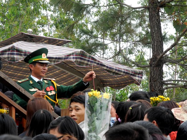 Nắng to, d&ograve;ng người đ&ocirc;ng nghịt xếp h&agrave;ng viếng mộ Đại tướng V&otilde; Nguy&ecirc;n Gi&aacute;p 5