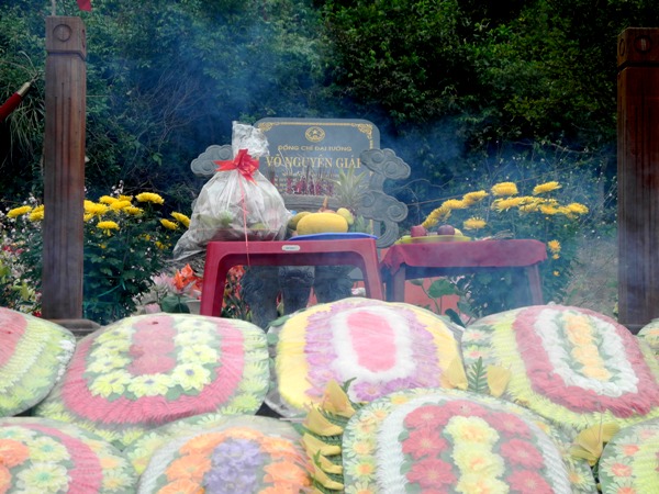 Nắng to, d&ograve;ng người đ&ocirc;ng nghịt xếp h&agrave;ng viếng mộ Đại tướng V&otilde; Nguy&ecirc;n Gi&aacute;p 6