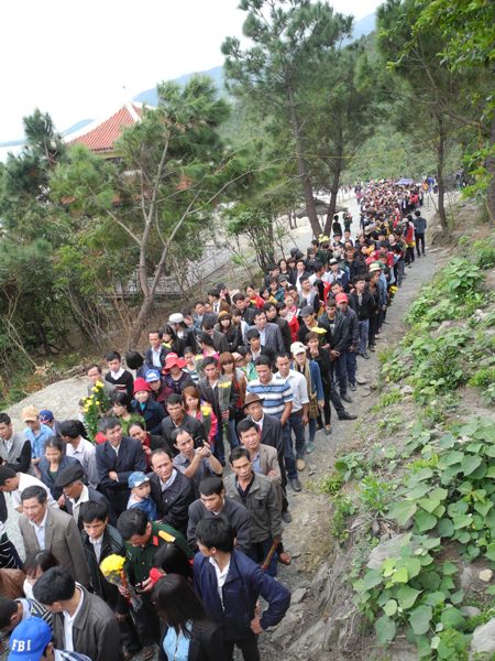 Nắng to, d&ograve;ng người đ&ocirc;ng nghịt xếp h&agrave;ng viếng mộ Đại tướng V&otilde; Nguy&ecirc;n Gi&aacute;p 7