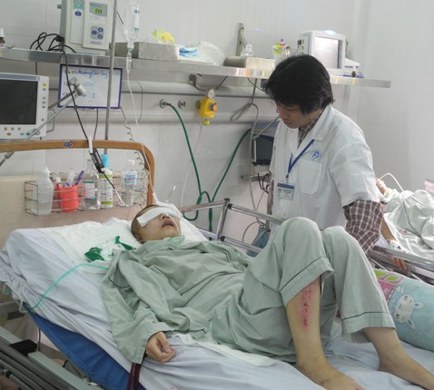 B&aacute;c sĩ n&oacute;i g&igrave; về t&igrave;nh trạng nữ sinh bị xe c&aacute;n tại X&atilde; Đ&agrave;n? 1