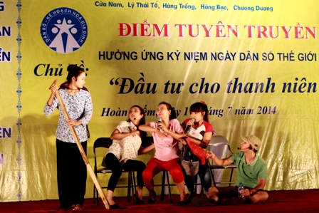 Quận Hoàn Kiếm – Hà Nội: Tổ chức Điểm tuyên truyền hưởng ứng kỷ niệm Ngày Dân số Thế giới 1