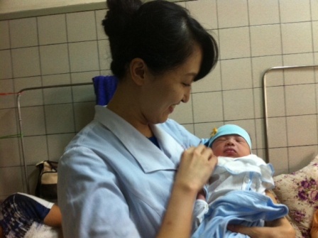 Nữ tình nguy&ecirc;̣n vi&ecirc;n Nh&acirc;̣t Bản xinh đẹp cứu s&ocirc;́ng thai nhi suýt tử vong vì sa d&acirc;y rau r&ocirc;́n 1