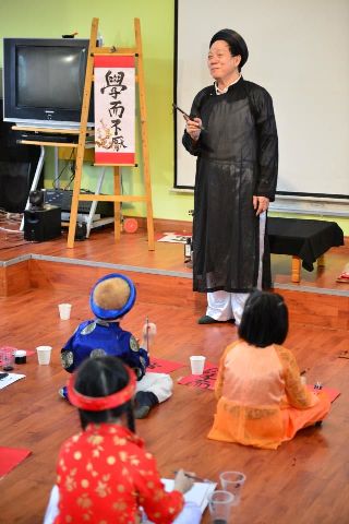 Ng&ocirc;̣ nghĩnh c&acirc;̣u bé người Úc vi&ecirc;́t thư pháp Vi&ecirc;̣t 2