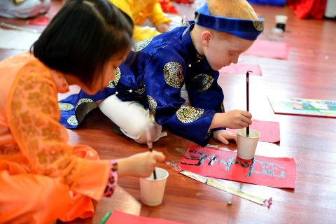 Ng&ocirc;̣ nghĩnh c&acirc;̣u bé người Úc vi&ecirc;́t thư pháp Vi&ecirc;̣t 3