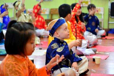 Ng&ocirc;̣ nghĩnh c&acirc;̣u bé người Úc vi&ecirc;́t thư pháp Vi&ecirc;̣t 1