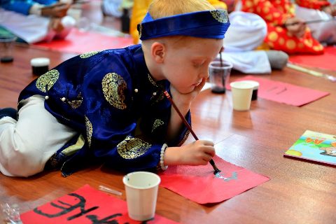 Ng&ocirc;̣ nghĩnh c&acirc;̣u bé người Úc vi&ecirc;́t thư pháp Vi&ecirc;̣t 4