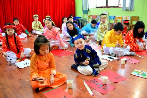 Ng&ocirc;̣ nghĩnh c&acirc;̣u bé người Úc vi&ecirc;́t thư pháp Vi&ecirc;̣t 5