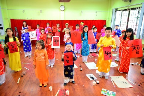 Ng&ocirc;̣ nghĩnh c&acirc;̣u bé người Úc vi&ecirc;́t thư pháp Vi&ecirc;̣t 6