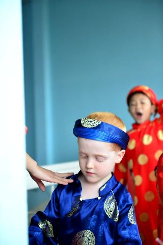 Ng&ocirc;̣ nghĩnh c&acirc;̣u bé người Úc vi&ecirc;́t thư pháp Vi&ecirc;̣t 7