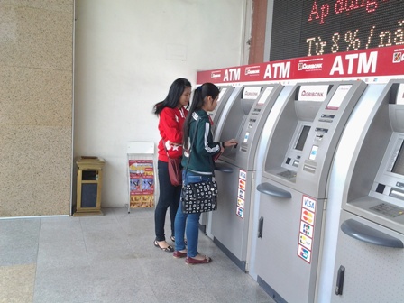 Trưa ngày 29/11, toàn bộ hệ thống ATM của các ngân hàng đều không rút được tiền 2