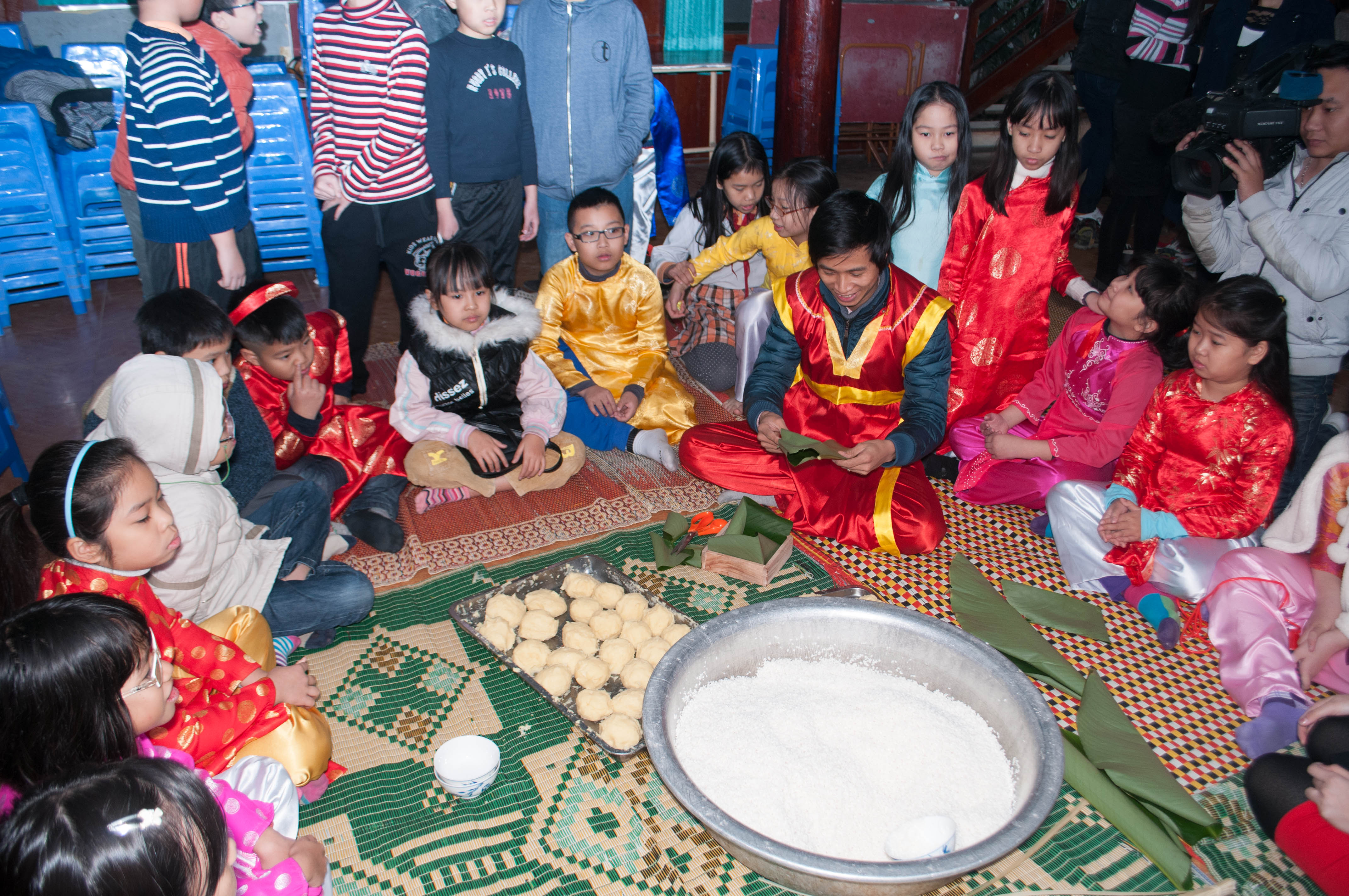 Dạy trẻ trân trọng văn hóa dân tộc qua ngày hội gói bánh chưng 7