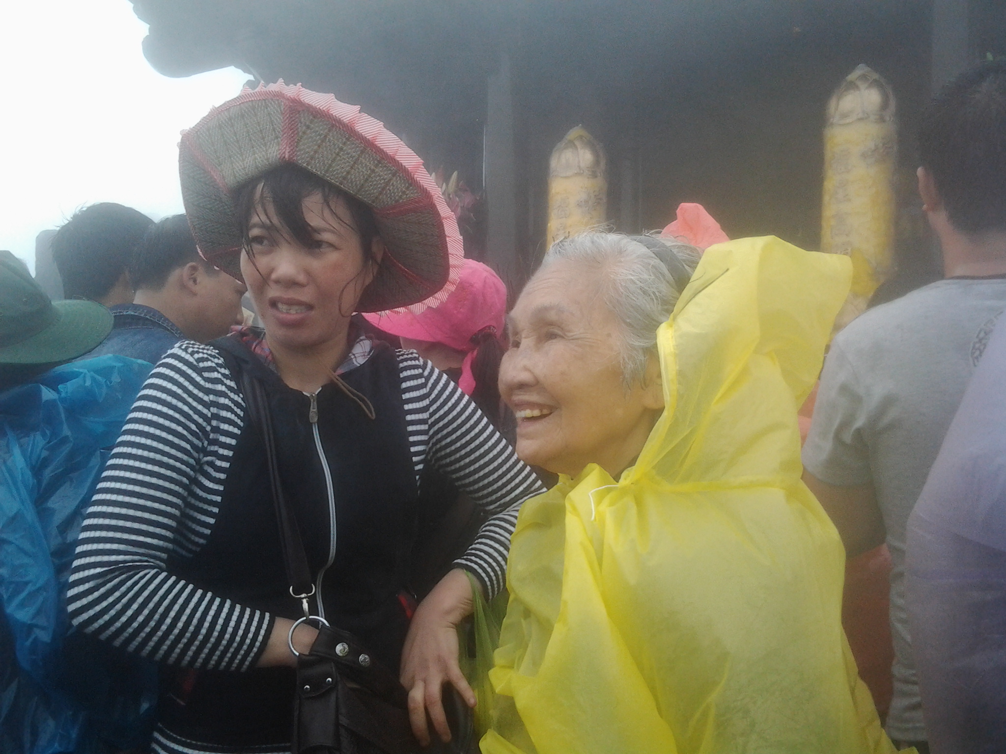 Cụ bà 92 tuổi trèo lên tận chùa Đồng trên đỉnh Yên Tử trong ngày mưa 1