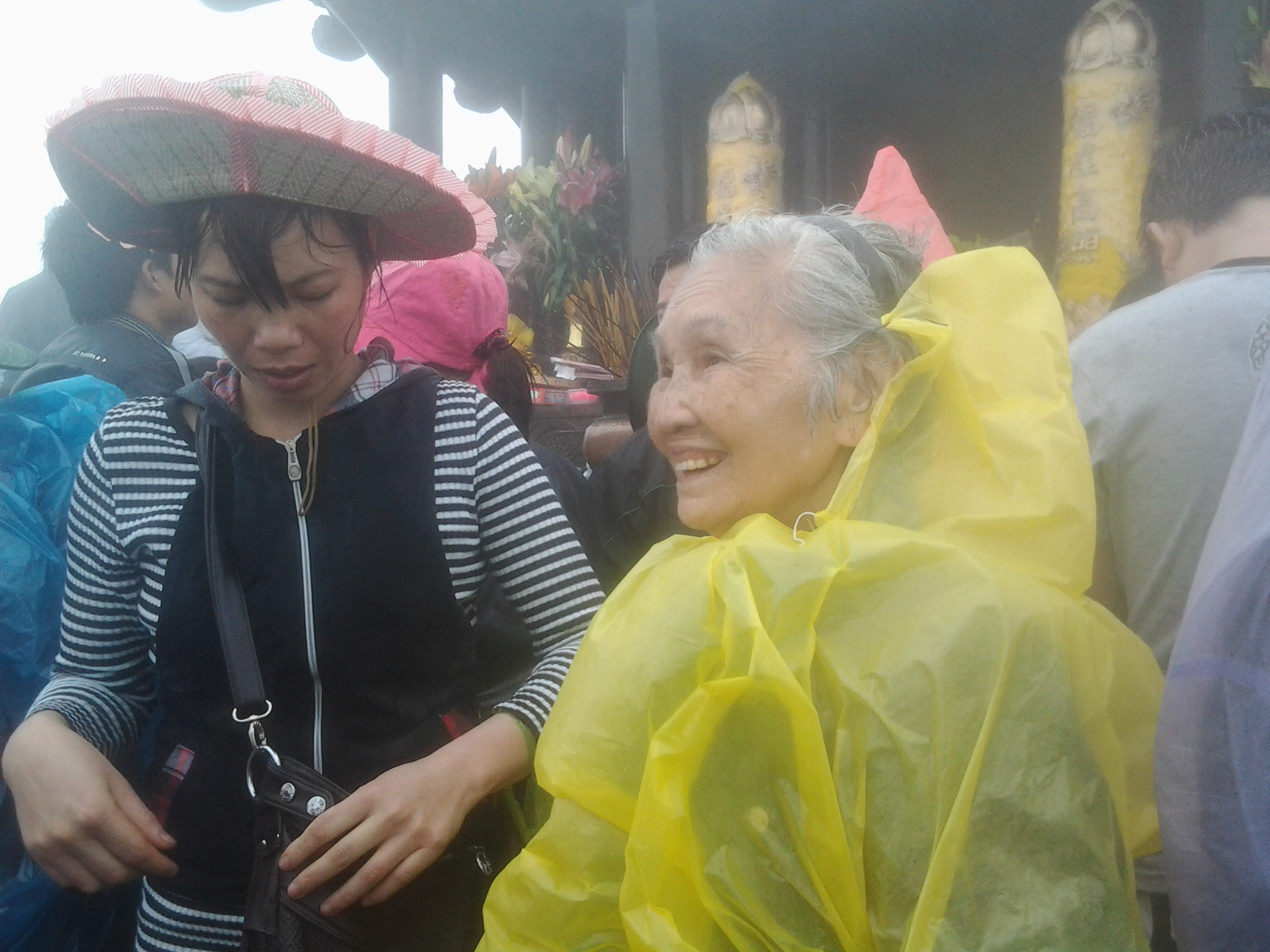 Cụ bà 92 tuổi trèo lên tận chùa Đồng trên đỉnh Yên Tử trong ngày mưa 4