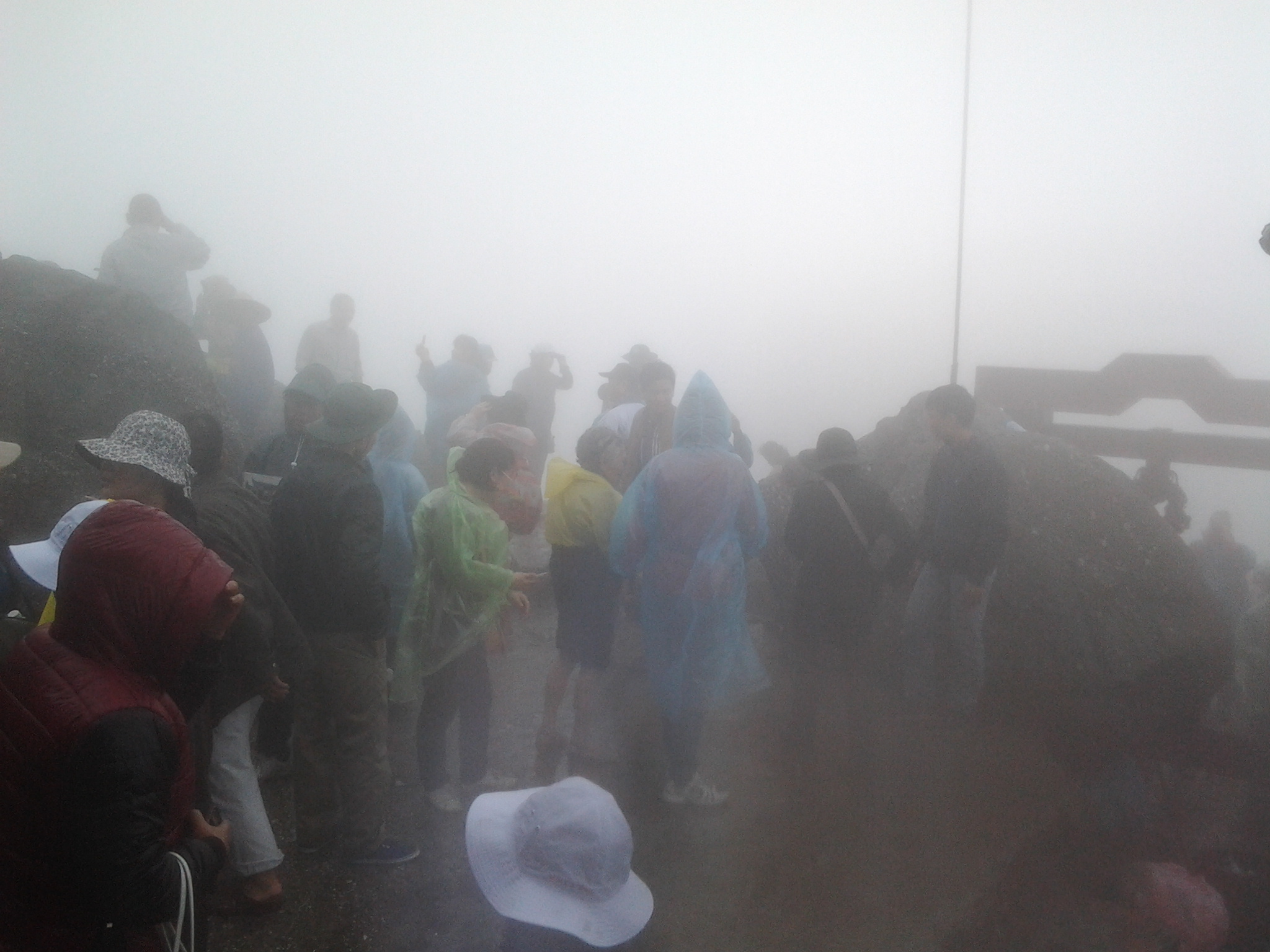 Cụ bà 92 tuổi trèo lên tận chùa Đồng trên đỉnh Yên Tử trong ngày mưa 2