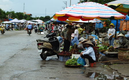 Móng Cái "bó tay" với chợ nhếch nhác bên cửa khẩu 1