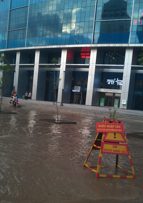 Tạnh mưa nửa ngày, Keangnam vẫn ngập 4