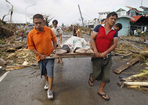  Máy bay quân sự Philippines hỗ trợ người Việt sau bão Hải Yến 1