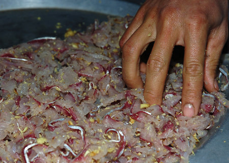 M&oacute;n đặc sản &ldquo;kinh dị&rdquo; trong bữa tất ni&ecirc;n của người đất Cảng 9