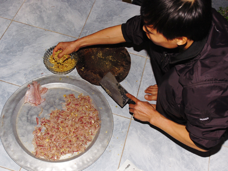 M&oacute;n đặc sản &ldquo;kinh dị&rdquo; trong bữa tất ni&ecirc;n của người đất Cảng 10