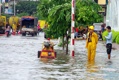 Ngắm H&agrave; Nội m&igrave;nh lội  trong cơn mưa đầu hạ 3