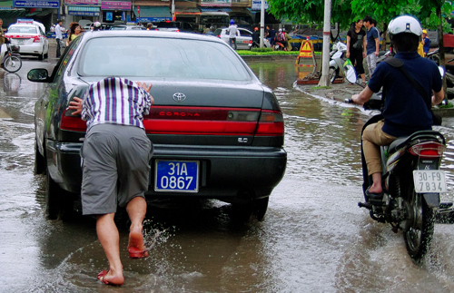 Ngắm H&agrave; Nội m&igrave;nh lội  trong cơn mưa đầu hạ 5