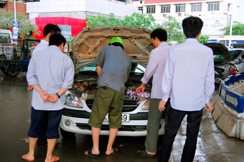 Ngắm H&agrave; Nội m&igrave;nh lội  trong cơn mưa đầu hạ 6