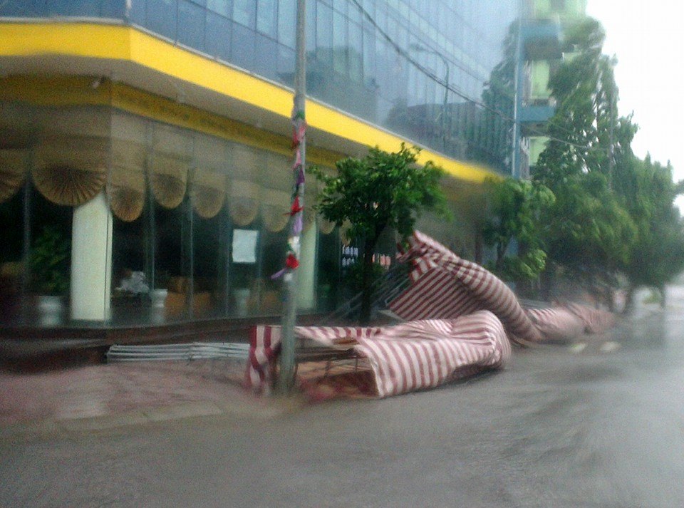 Ảnh hưởng Thần Sấm: H&agrave; Nội đề ph&ograve;ng mưa lớn, gi&oacute; giật 4