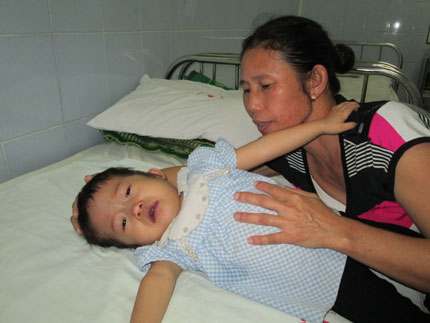 Số phận nghiệt ngã của bé 3 tuổi từng bị bỏ rơi tím tái  1